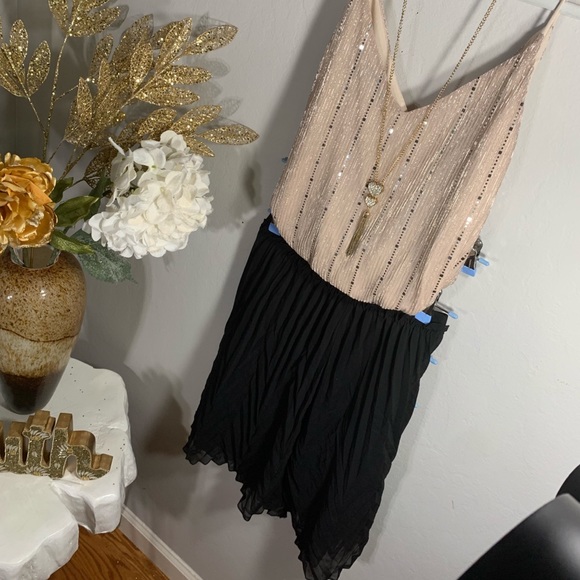 Dresses & Skirts - Black flowy skirt🖤 SIZE (M) BUT CAN FIT A (L)